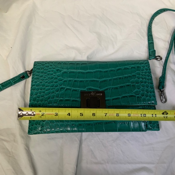 NWOT Green Vegan Crocodile Leather Crossbody/Wristlet Mini Bag by David Jones - Picture 6 of 7